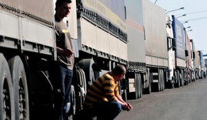 Многокилометровая очередь из грузовых автомобилей в Шушарах