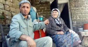 Рамазан Джалалдинов рядом с пожилой жительницей села Кенхи. Скриншот из видеообращения