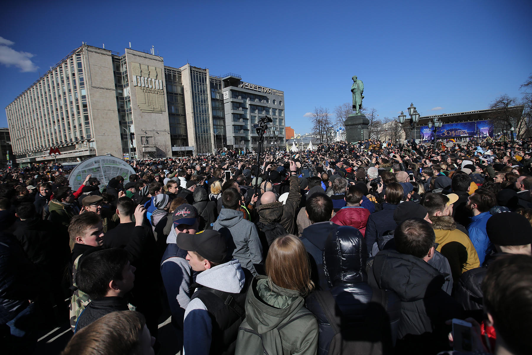 В центральной части Москвы задержано не менее 200 человек