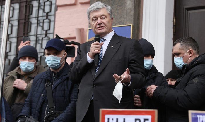 Украинский суд не стал арестовывать Порошенко, его отпустили под обязательство явки на допрос