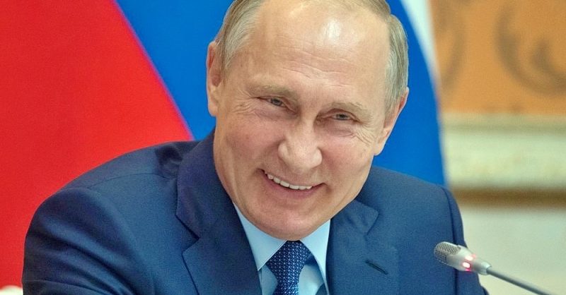 Песков: деньги Путина хранятся в банке «Россия», поэтому санкции США ему «неболезненны»