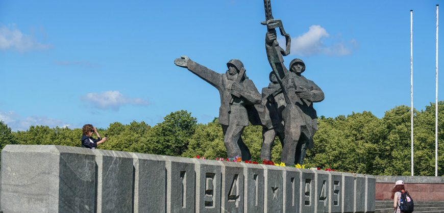 Сейм Латвии одобрил снос памятника советским солдатам в Риге. Мемориал обвиняют в «прославлении советской оккупации»
