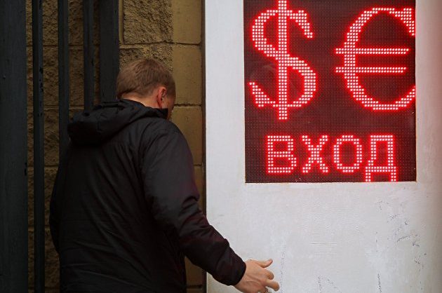 Центробанк России продлил ограничения на снятие иностранной валюты