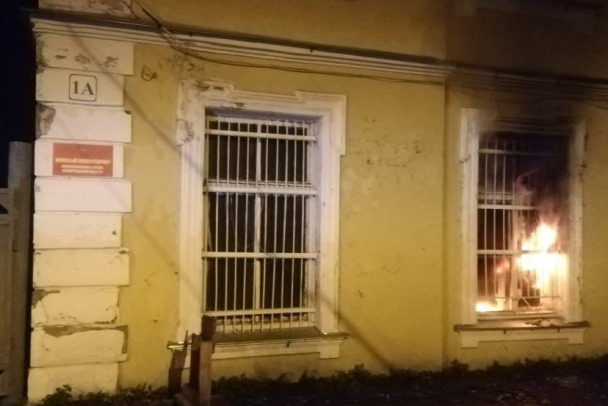 В Петербурге арестовали мужчину, поджегшего помещение в здании военкомата