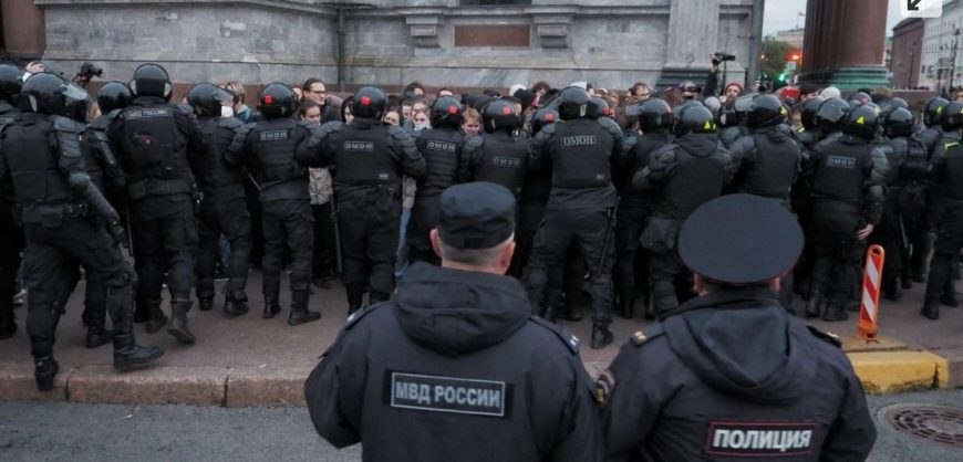 Суды Петербурга отправили под арест 128 участников несанкционированной акции в среду