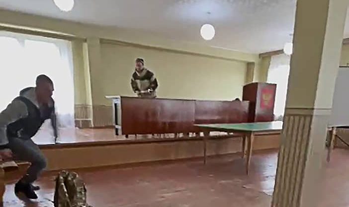 В Усть-Илимске молодой человек открыл стрельбу в военкомате, ранен военком