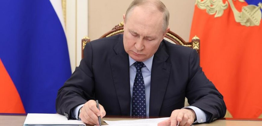 Путин подписал закон о запрете пропаганды ЛГБТ и смены пола