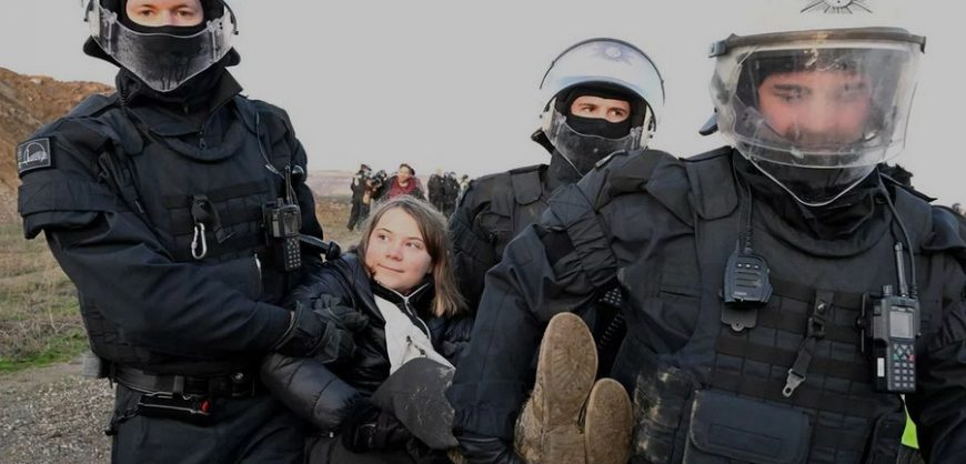 Немецкая полиция вынесла Грету Тунберг с места протеста