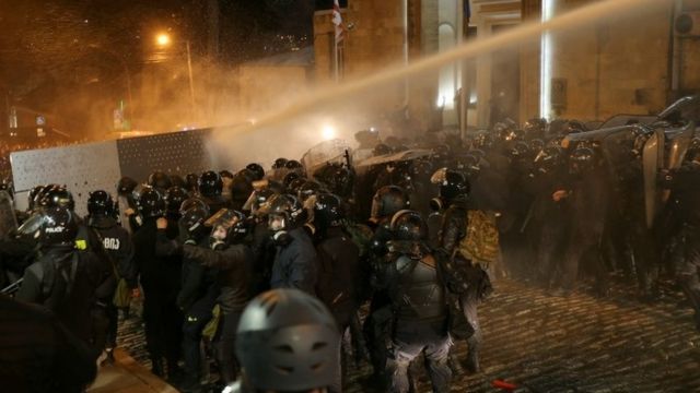 Грузинская оппозиция не прорвалась к парламенту, полиция отстояла «иноагентский»  закон