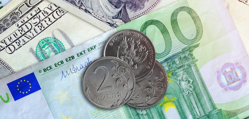 Минфин и Центробанк ищут компромисс по валютному контролю на фоне ослабления рубля